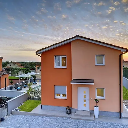 House Jadreski بولا